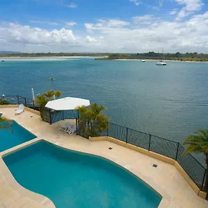 https://commodore-apartments.hotelssunshinecoast.net